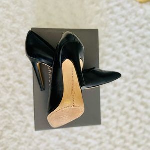 VINCE CAMUTO Nikaiya Leather Pointy Toe Pumps